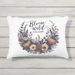 "Bloom Wild: Earthy Wildblume Bouquet Design Kissen Für Draußen