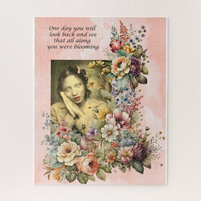 "Blooming all Along" Zitat hübsche Mädchen und Blu (Vertikal)