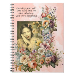 "Blooming all Along" Zitat hübsche Mädchen und Blu Notizblock