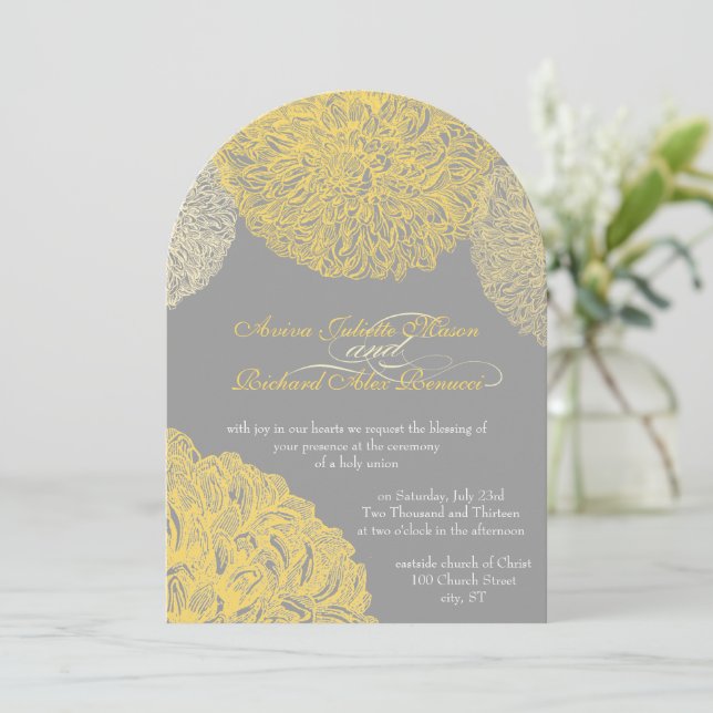 Blooming Dahlia Yellow Iris Wedding Einladung (Stehend Vorderseite)