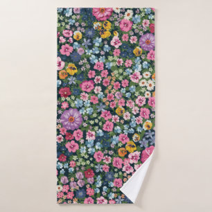 Blooming midsummer meadow seamless pattern. Plant Badehandtuch
