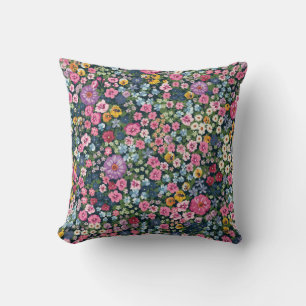 Blooming midsummer meadow seamless pattern. Plant Kissen