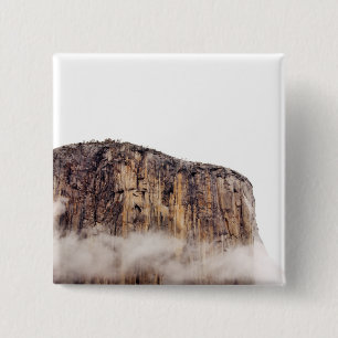 Bloße Klippe, die über Wolken steigt Button