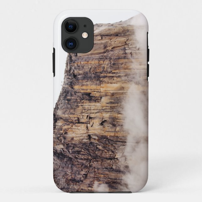 Bloße Klippe, die über Wolken steigt Case-Mate iPhone Hülle (Rückseite)