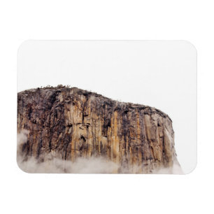 Bloße Klippe, die über Wolken steigt Magnet