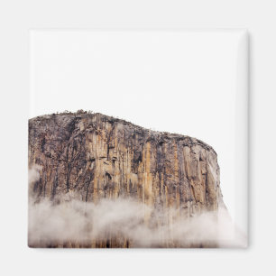 Bloße Klippe, die über Wolken steigt Magnet