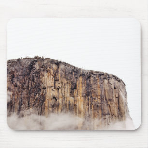 Bloße Klippe, die über Wolken steigt Mousepad