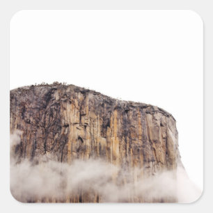 Bloße Klippe, die über Wolken steigt Quadratischer Aufkleber