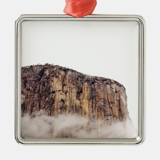 Bloße Klippe, die über Wolken steigt Silbernes Ornament (Vorne)