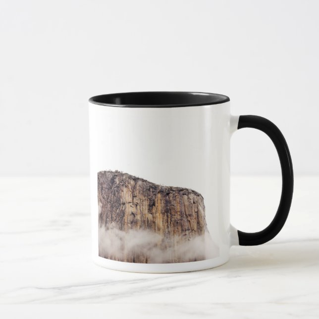 Bloße Klippe, die über Wolken steigt Tasse (Rechts)