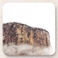 Bloße Klippe, die über Wolken steigt