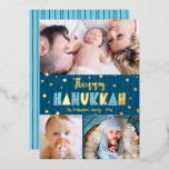 Blue 3 Foto Happy Hanukkah Fun Modern Real Gold Folien Feiertagskarte<br><div class="desc">"Happy Hanukkah." Spaß, spielerisch, skurril, handgefertigt echte Goldfolie und hellblaue Typografie, eine zufällige Goldfolie Star of David Muster, und die blau gezeichneten Linien der Mitternacht überlagern einen dunkelblauen Hintergrund. Fügen Sie 3 Fotos Ihrer Wahl hinzu, um Ihnen in Hanukkah mit dieser atemberaubenden, farbenfrohen, personalisierten echten Goldfolienkarte zu helfen. Handgezeichnete dunkelblaue...</div>