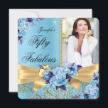 Blue 50 & Fabulous Foto Gold Rose Bow Geburtstag Einladung<br><div class="desc">Fabulous 50, Foto, Gold Lila Blue Rose mit Bug und Golddampfer. Elegante moderne und stilvolle 50. Geburtstagsparty Einladungen. Jeden Anlaß laden Foto Einladung hinzufügen. Jede Anlässe zum Geburtstag eingeladen. Passen Sie Ihre persönlichen Daten und Ihr Alter an. Template für Sweet 16, 16., Quinceanera 15., 18., 20., 21., 30., 40., 50.,...</div>