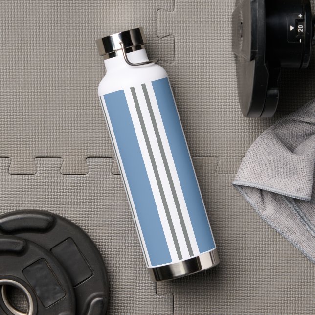 Blue and White Coastal Stripes Trinkflasche (Fitnesstudio (gedreht))