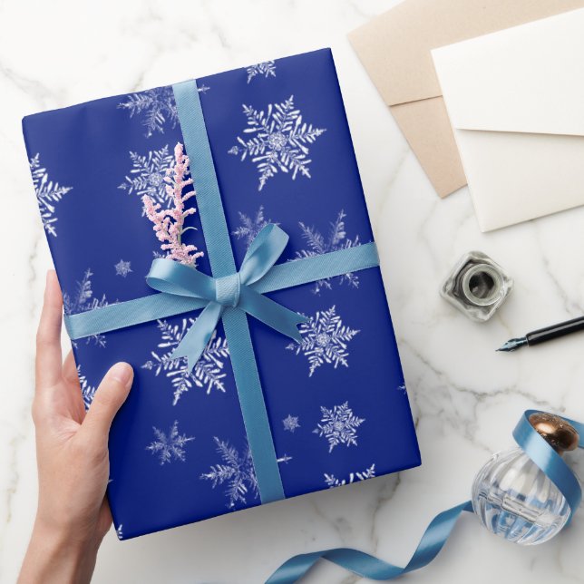 Blue and White Delicate Snowflake Christmas Geschenkpapier (Schenken)