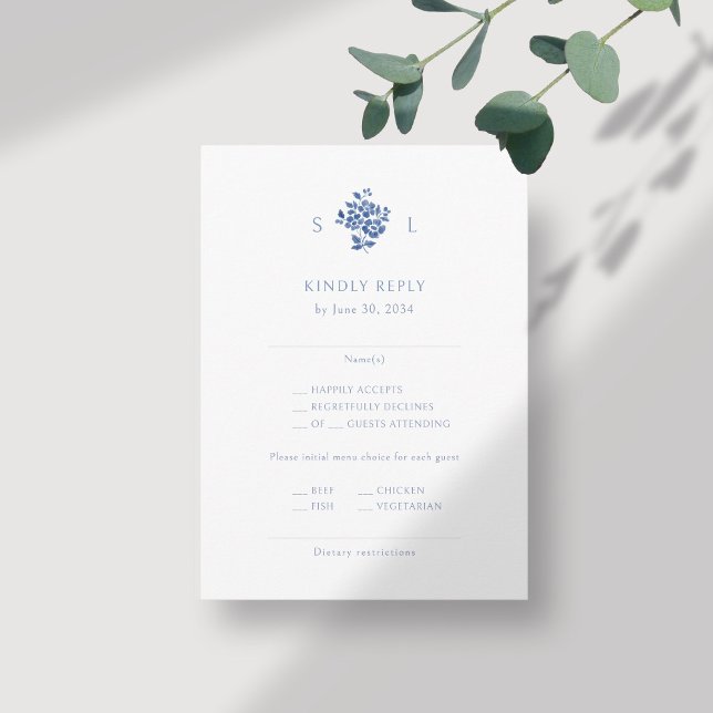 Blue and White Floral Monogram Wedding RSVP Begleitkarte (Von Creator hochgeladen)