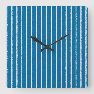 Blue and White Stripes with Uneven Lines Quadratische Wanduhr