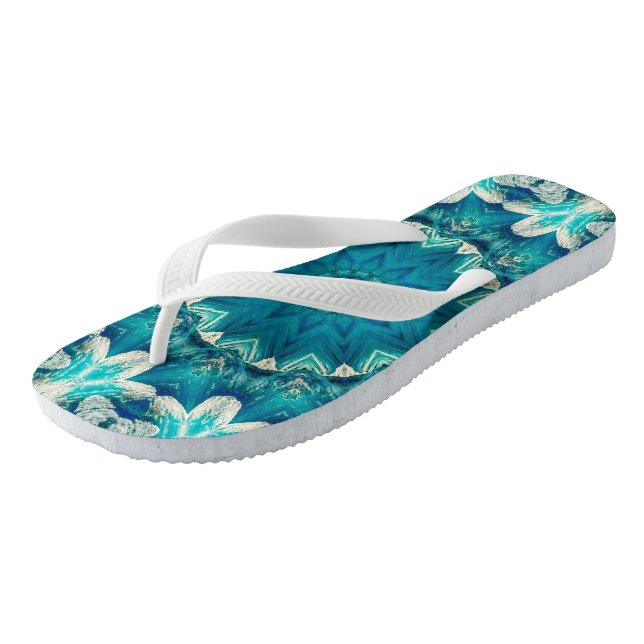 Blue Aqua Mandala Rosette Retro Hippie Flip Flops (Schrägansicht)