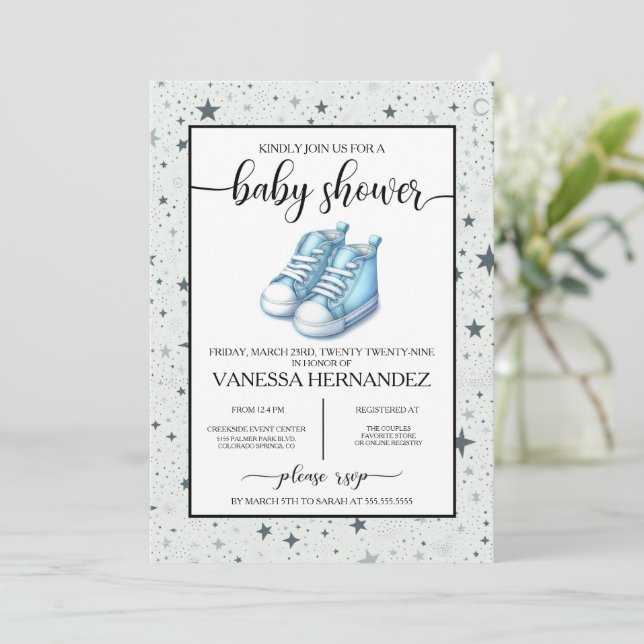 Blue Baby High Tops Baby Dusche Einladung (Stehend Vorderseite)