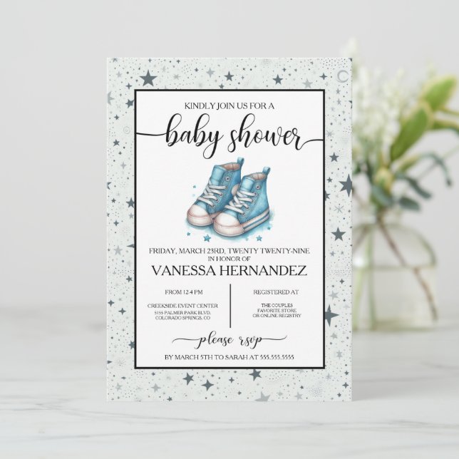 Blue Baby High Tops Baby Dusche Einladung (Stehend Vorderseite)