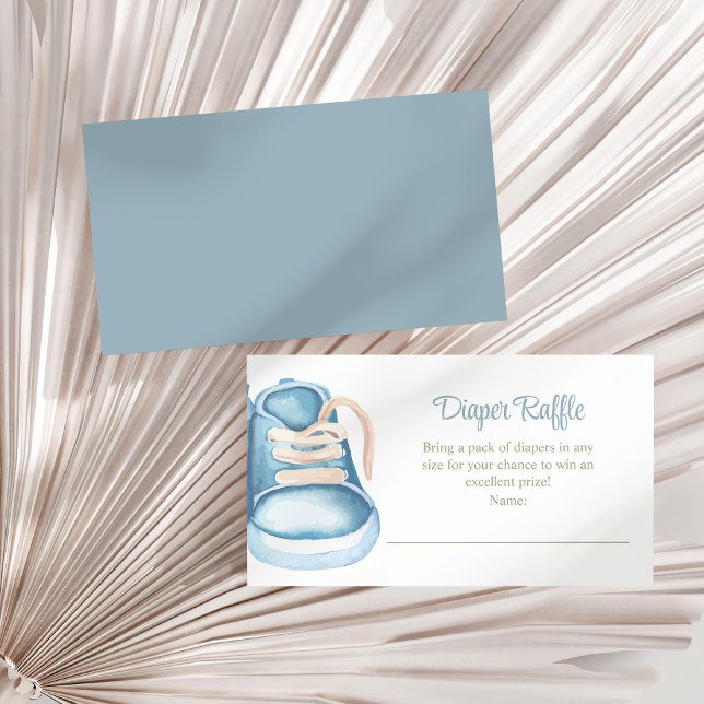 Blue Baby Schuhe Windelverpackungskarte Begleitkarte (Blue Baby Shoes Diaper Raffle Enclosure Card on a sunny white dry palm leaf.)