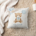Blue Balloon Teddy Bear Boho Baby Boy Kinderzimmer Kissen<br><div class="desc">Dieses bezaubernde Kissen mit einem niedlichen Teddybär, der einen staubblauen Ballon hält. Es zeigt auch einige trendige böhmische Elemente in gedämpften Braun, Blau und Creme. Personalisieren Sie das Kissen mit den Details Ihres Babys und wenn Sie gewollt, um den Stil und die Platzierung des Textes weiter zu ordnen, drücken Sie...</div>
