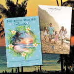 Blue Beach Watercolor Florida Foto Weihnachtskarte Feiertagskarte<br><div class="desc">Mit dieser Weihnachtskarte zum Thema Florida, die eine atemberaubende Aquarelllandschaft eines Sonnenaufgangs am Strand zeigt, können Sie sich herzlich in den Urlaub einladen. Der Blick auf den Ozean zeigt die Schönheit der Küste Floridas: Palmen schweben in der Brise und ein Vogel fliegt gegen den Morgenhimmel. Ein tropischer Kranz aus Palmblättern,...</div>