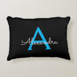 Blue Black Script Giron Monogram Name Dekokissen<br><div class="desc">Name und Anfangskissen der Monogrammschrift Schwarz und Blau. Das Kissen macht den perfekten 16 Geburtstag,  Hochzeit,  Brautparty,  Babydusche oder Junggeselinnen-Abschied Geschenk für jemanden,  der sein Zimmer in Rose Gold dekoriert.</div>