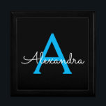 Blue Black Script Giron Monogram Name Erinnerungskiste<br><div class="desc">Black and Blue Simple Script Monogram Name Juwelry Keepake Box. Dies macht den perfekten Abschluss,  Geburtstag,  Hochzeit,  Brautparty,  Jubiläum,  Babydusche oder Junggeselinnen-Abschied Geschenk für jemanden,  die Lieben glamourösen Luxus und schicke Stile.</div>