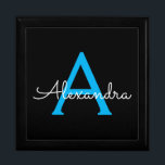 Blue Black Script Giron Monogram Name Erinnerungskiste<br><div class="desc">Black and Blue Simple Script Monogram Name Juwelry Keepake Box. Dies macht den perfekten Abschluss,  Geburtstag,  Hochzeit,  Brautparty,  Jubiläum,  Babydusche oder Junggeselinnen-Abschied Geschenk für jemanden,  die Lieben glamourösen Luxus und schicke Stile.</div>