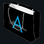 Blue Black Script Giron Monogram Name Große Geschenktüte<br><div class="desc">Black and Blue Simple Script Monogram Name Geschenktasche. Das macht den perfekten 16 Geburtstag,  Hochzeit,  Brautparty,  Jubiläum,  Babydusche oder Junggeselinnen-Abschied Geschenktasche für jemanden,  der Lieben glamourösen Luxus und schicke Stile.</div>