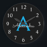 Blue Black Script Giron Monogram Name Große Wanduhr<br><div class="desc">Blue und Black Simple Script Monogram Name Clock. Das macht den perfekten 16 Geburtstag,  Hochzeit,  Brautparty,  Jubiläum,  Babydusche oder Junggeselinnen-Abschied Geschenk für jemanden,  der Lieben glamourösen Luxus und schicke Stile.</div>