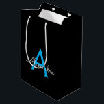 Blue Black Script Giron Monogram Name Mittlere Geschenktüte<br><div class="desc">Black and Blue Simple Script Monogram Name Geschenktasche. Das macht den perfekten 16 Geburtstag,  Hochzeit,  Brautparty,  Jubiläum,  Babydusche oder Junggeselinnen-Abschied Geschenktasche für jemanden,  der Lieben glamourösen Luxus und schicke Stile.</div>