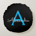 Blue Black Script Giron Monogram Name Rundes Kissen<br><div class="desc">Schwarz und Blau einfache Script Monogram Name Pouf Kissen. Das Kissen macht den perfekten 16 Geburtstag,  Hochzeit,  Brautparty,  Babydusche oder Junggeselinnen-Abschied Geschenk für jemanden,  der sein Zimmer in Rose Gold dekoriert.</div>