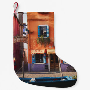 BLUE BOOT AUF DEM FLUSS NAHE ORANGE GEBÄUDE KLEINER WEIHNACHTSSTRUMPF