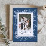 Blue Botanical Frame Happy Hanukkah Foto Feiertagskarte<br><div class="desc">Happy Hanukka! Senden Sie Ihre Urlaubssegmente mit dieser Vintagen Hanukkah-Fotokarte. Es zeigt Vintage Linienkunst von Pinecones,  Kiefernnadeln und Hollies mit blauem Hintergrund. Personalisieren Sie diese,  indem Sie Ihr Foto,  Ihren Namen,  Ihr Jahr und Ihre Nachricht hinzufügen. Diese Vintage Hanukkah Fotokarte ist in anderen Farben erhältlich. Matching-Elemente sind verfügbar.</div>