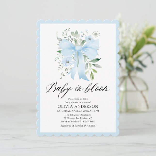 Blue Bow Baby in Bloom Floral Boy Baby Dusche Einladung (Stehend Vorderseite)