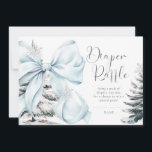 Blue Bow Baby It Cold Outdoor Baby Diaper Raffle Einladung<br><div class="desc">Babyduschbücher für die Baby-Gehäusekarte mit blauem Bogen mit Schneeflocken,  schneebedecktem Kiefernbaum,  perfekt für eine winterspezifische Babydusche.</div>