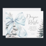Blue Bow Baby It Cold Outdoor Baby Diaper Raffle Einladung<br><div class="desc">Babyduschbücher für die Baby-Gehäusekarte mit blauem Bogen mit Schneeflocken,  schneebedecktem Kiefernbaum,  perfekt für eine winterspezifische Babydusche.</div>