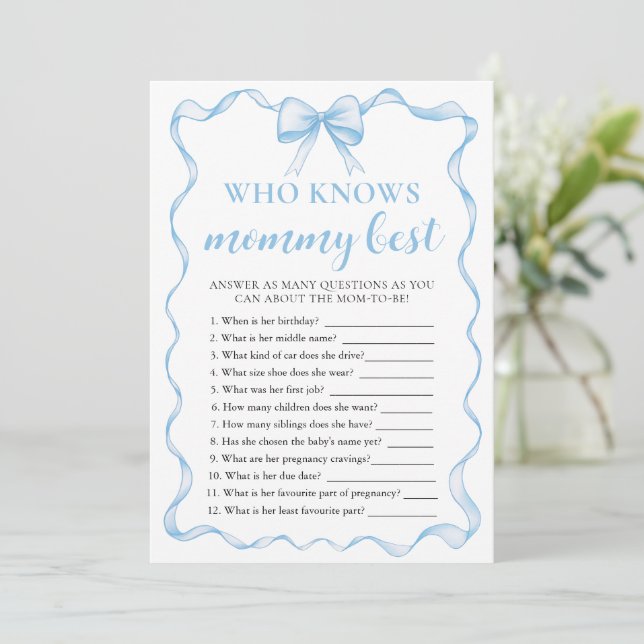 Blue Bow Baby Shower, der Mama das beste Spiel ken Einladung (Stehend Vorderseite)