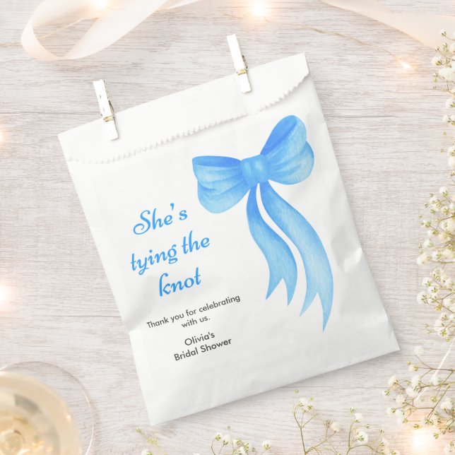 Blue Bow She's Tying the Knot Bridal Shower   Geschenktütchen (Ausgeschnitten)