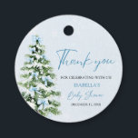 Blue Bows Christmas Tree Boy Winter Baby Shower Geschenkanhänger<br><div class="desc">Die Blue Bows Christmas Tree Boy Winter Baby Shower Fevor Tags sind eine charmante Art, um eine festliche Touch zu Ihrem Winterbaby Duschvorzügen hinzuzufügen! Mit einem weichen blauen Bogen und einem gemütlichen Weihnachtsbaum sind diese Anhänger ideal, um die Ankunft eines kleinen Jungen im saisonalen Stil zu feiern. Sie verleihen jedem...</div>