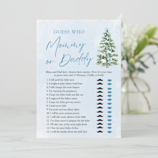Blue Bows Christmas Tree Guess Who Mom or Dad Game Einladung (Stehend Vorderseite)