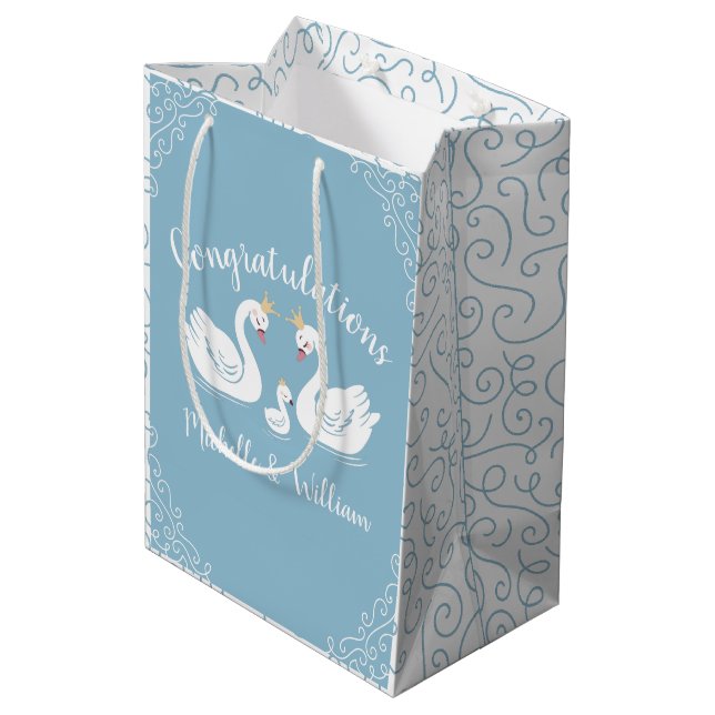 Blue Boy Swan Baby Dusche Mittlere Geschenktüte (Rückseite Schrägansicht)