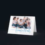 Blue Brush Letters Happiest Hanukkah Foto Feiertagskarte<br><div class="desc">Herzlichen Glückwunsch an Hanukkah! Senden Sie Ihren Lieben mit dieser handgeschriebenen Urlaubskarte Urlaubsgrüße. Sie zeichnet sich durch eine moderne blaue Bürste mit Kalligraphie und einem passenden zarten Schneemuster aus. Personalisieren Sie diese, indem Sie ein Foto, Namen, Datum und Nachricht hinzufügen. Diese festlich blaue Kalligraphie Hanukkah-Karte ist in anderen Farben und...</div>