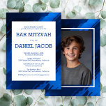 Blue Brushstrokes Custom Foto BAR BAT MITZVAH Einladung<br><div class="desc">Passen Sie diese moderne Bar oder Bat MItzvah-Einladung an. Klicken Sie auf "Personalisieren", um den Text zu bearbeiten und ein Foto auf der Rückseite hinzuzufügen. Sie können die Schriftart, das Layout und die Farbeinstellungen weiter anpassen. Alles ist anpassbar. Erhältlich als Karten, Postkarten und digitale Downloads. Bitte senden Sie eine Nachricht,...</div>