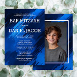 Blue Brushstrokes Custom Foto BAR BAT MITZVAH Einladung<br><div class="desc">Passen Sie diese moderne Bar oder Bat MItzvah-Einladung an. Klicken Sie auf "Personalisieren", um den Text zu bearbeiten und ein Foto auf der Rückseite hinzuzufügen. Sie können die Schriftart, das Layout und die Farbeinstellungen weiter anpassen. Alles ist anpassbar. Erhältlich als Karten, Postkarten und digitale Downloads. Bitte senden Sie eine Nachricht,...</div>