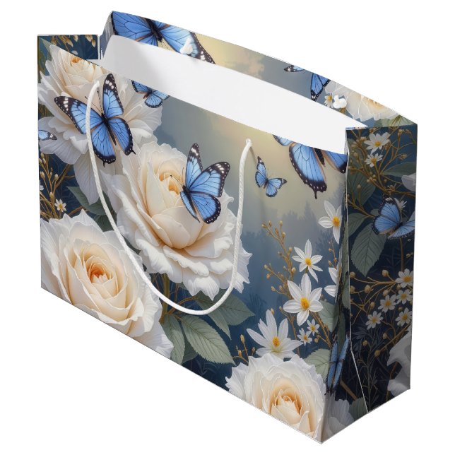 Blue Butterflies in a White Rose Garden Große Geschenktüte (Rückseite Schrägansicht)