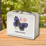 Blue Butterfly Personalisiert Kids Science Nerd Metall Brotdose<br><div class="desc">Dieser große hübsche blaue Schmetterling kommt aus einem Buch amerikanischer Schmetterlinge, das in der Zeit des Zivilen Krieges veröffentlicht wurde. Es wird hier in Zusammenarbeit mit dem Metropolitan Museum of Art angeboten. Mit seinem farbenprächtigen Bild von Blume und einem wunderschönen Bug macht dieses Design den Mädels Spaß, die Naturwissenschaften, Naturwissenschaften...</div>