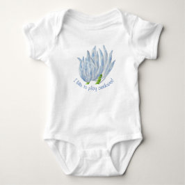 Blue Chalk Sticks auf einem Baby Bodysuit Strampler